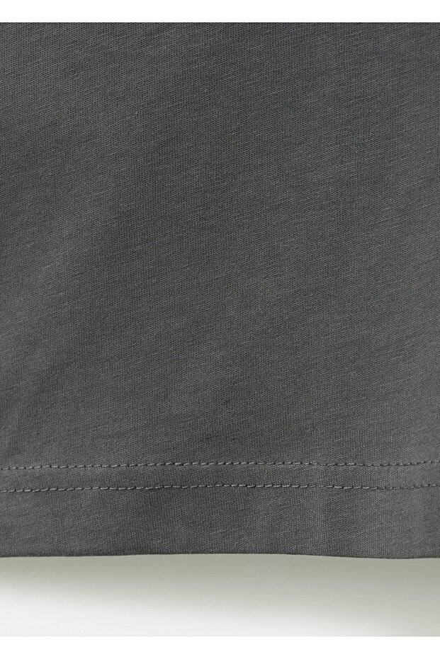 V yakalı tişört - 8