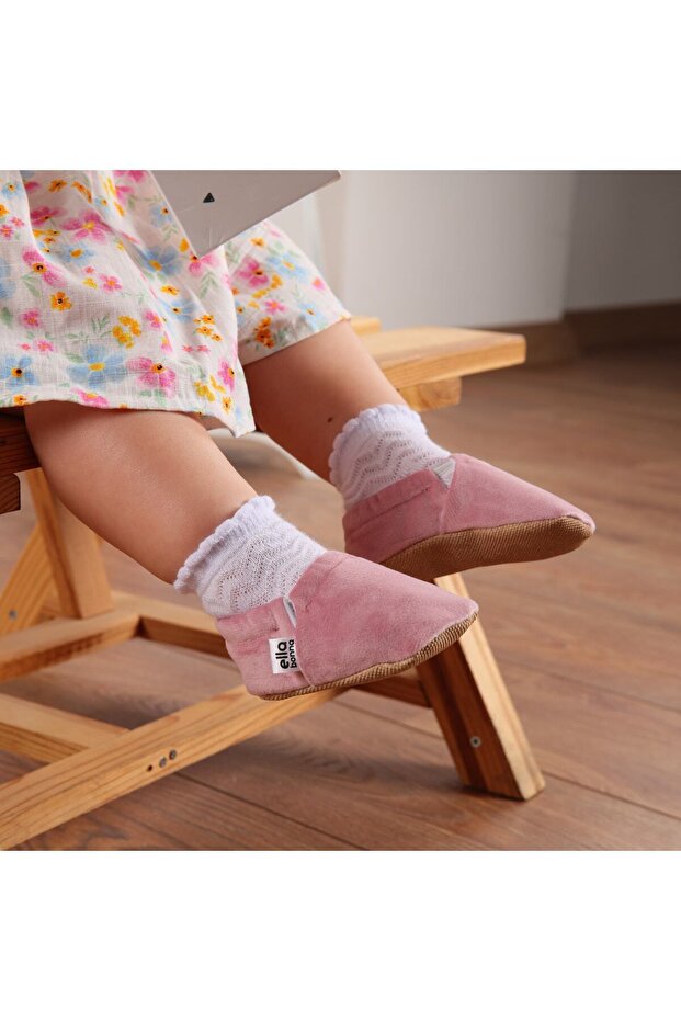 Aksamitne buciki niemowlęce - antypoślizgowa podeszwa, domowe kapcie, dziecięce buciki pudrowe - 4
