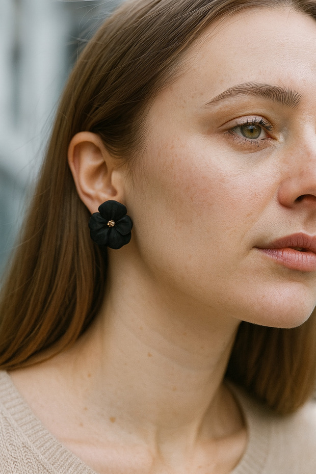 El Yapımı Siyah Çiçek Küpe - Sade ve Şık - 1