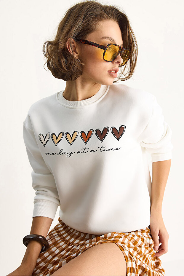 Women's Ecru Three Thread Shaded Colorful Heart Printed Sweatshirt Mbhs007 60601007