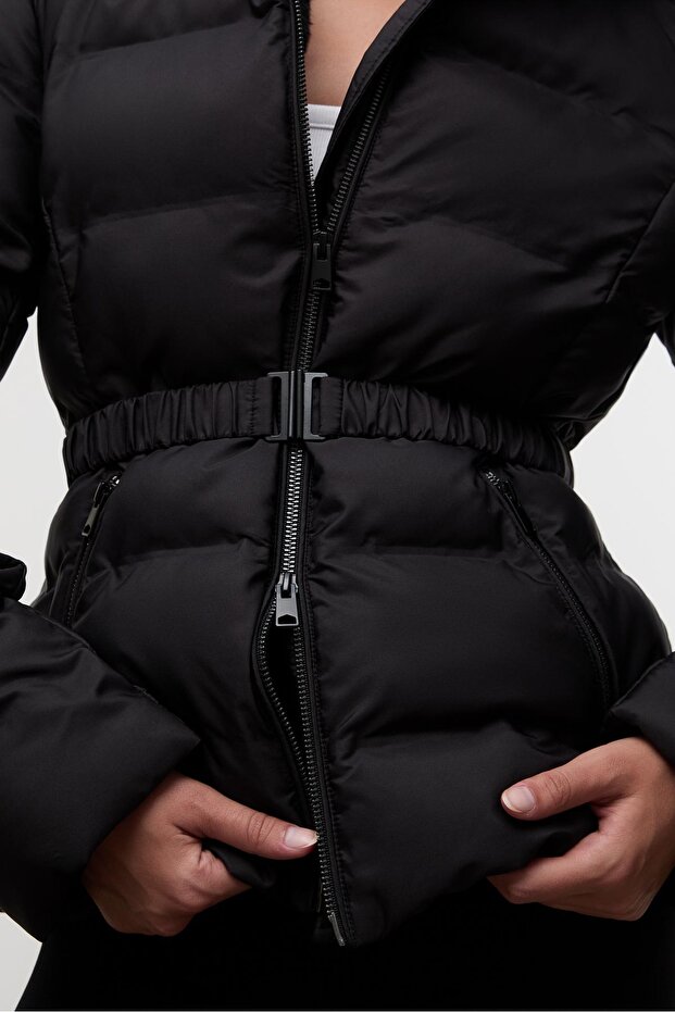 Kemerli ve kapüşonlu şişme mont - 5