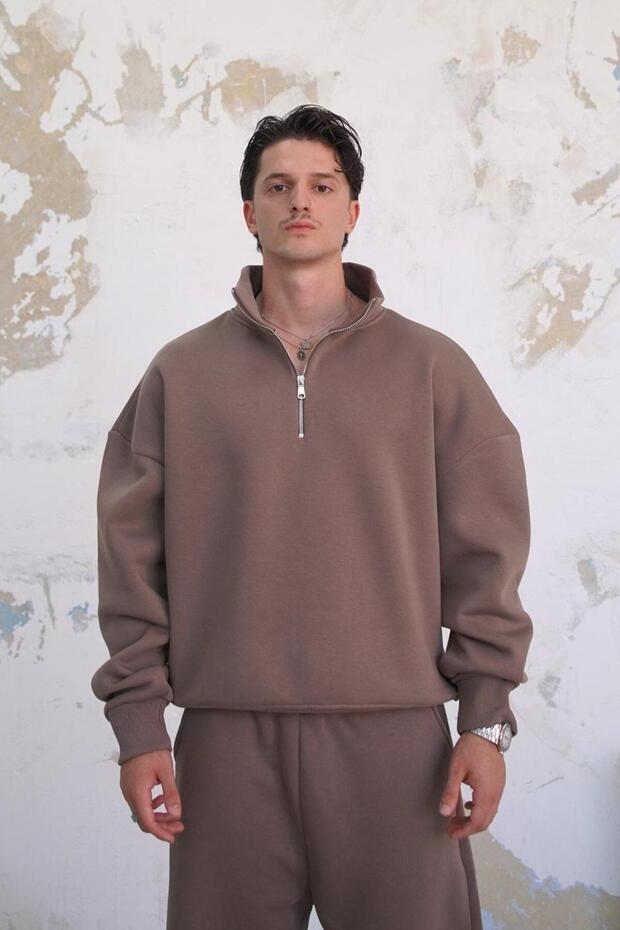 سويت شيرت بني فاتح مريح أساسي بنصف سحاب كبير الحجم - 1