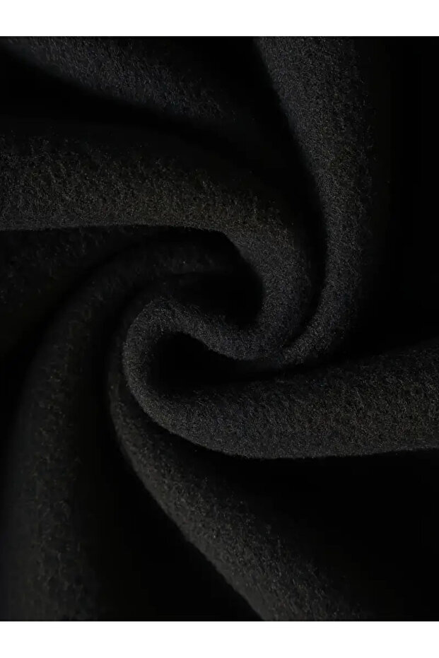 سويت شيرت أسود برقبة دائرية مطبوع عليه فيونكة بنمط الفهد - 5