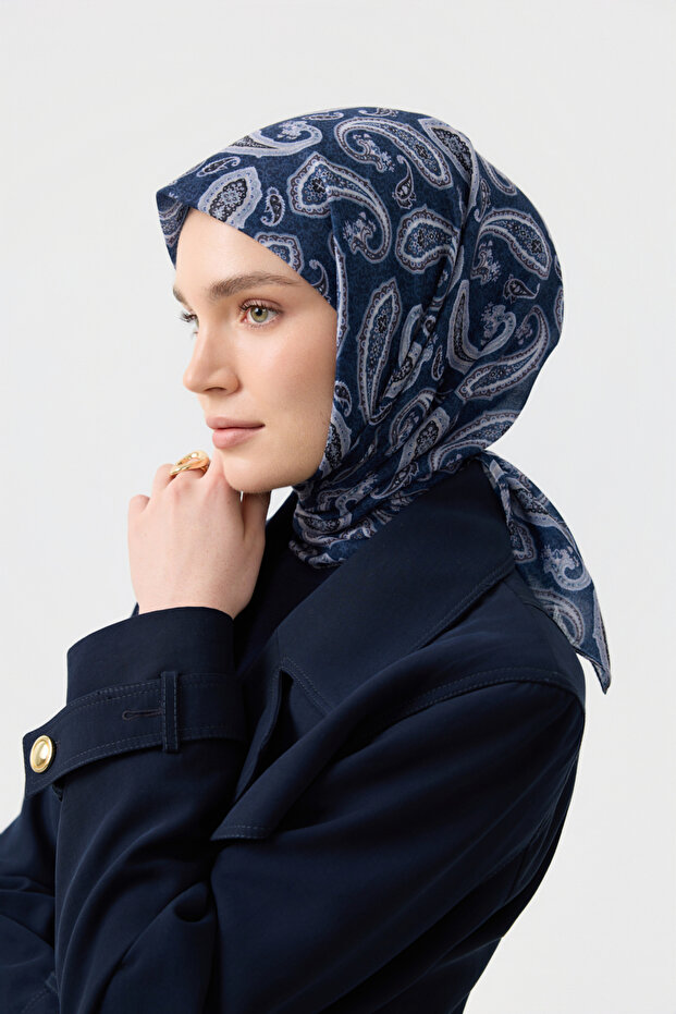 وشاح قطني بلون النيلي الخالد