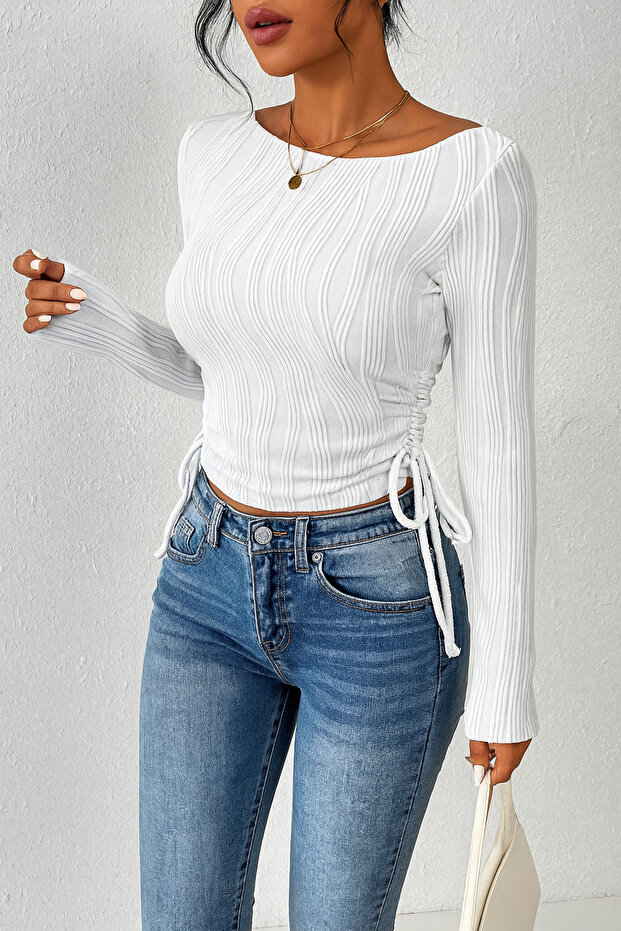Fehér csónaknyakú, hosszú ujjú, oldalt ráncolt blúz, csónaknyakú ráncolt lycra fehér crop blúz felső - 1