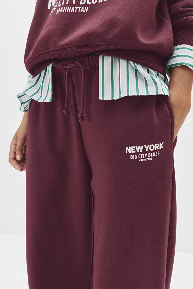 بنطلون رياضي جرافيكي للجامعة - 3