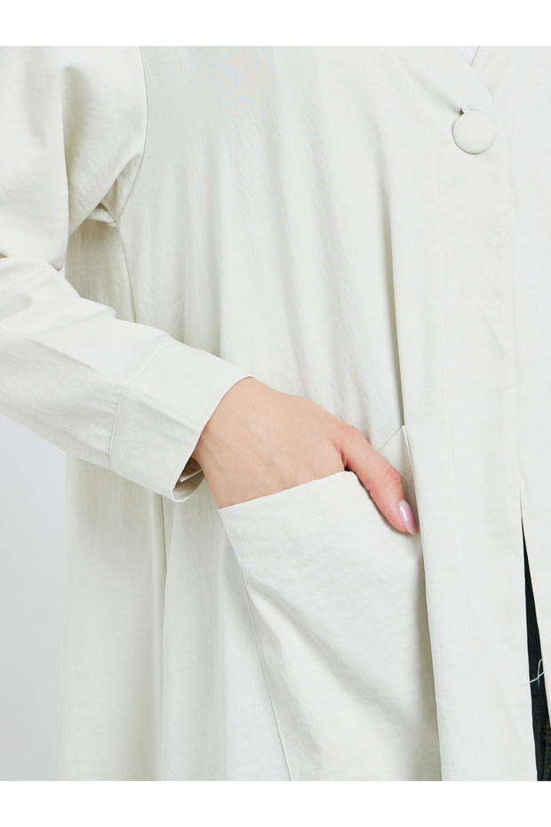 عباية بيضاء سادة بتفاصيل أزرار - 4