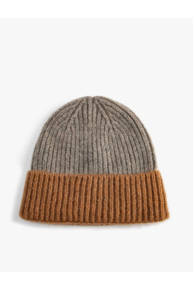 Elastic Knitted Beret with Folded Edges