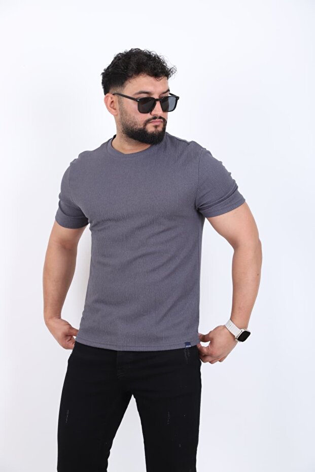 تي شيرت بتصميم بسيط أساسي - 1