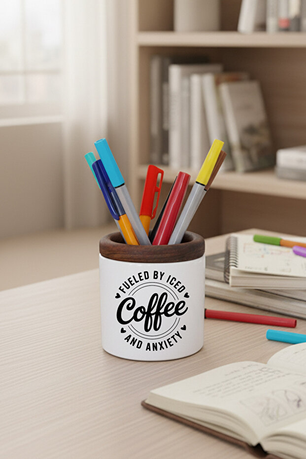 حامل أقلام سيراميك مطبوع عليه عبارة 'Fueled By Coffee' لتنظيم سطح المكتب