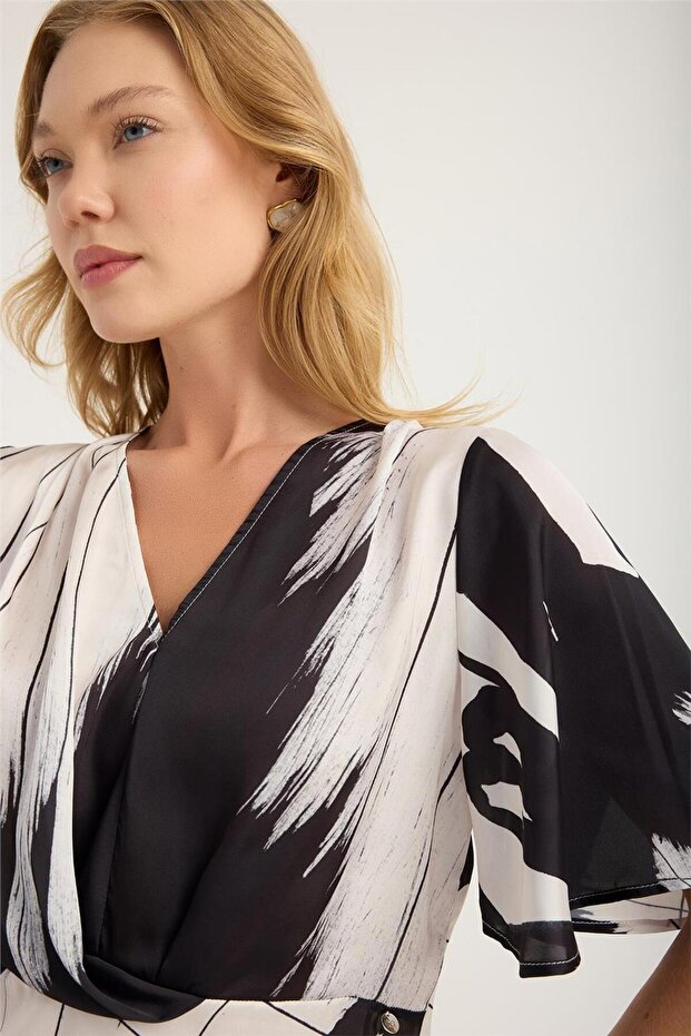 بلوزة منقوشة بأكمام قصيرة ورقبة على شكل حرف V - 4