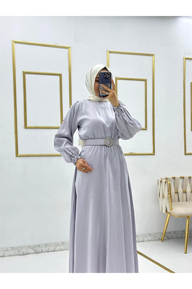 ROCHIE SATIN CU BELTĂ CAZĂTORĂ