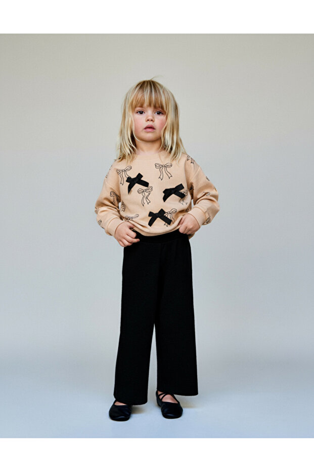 Girl's Cotton Beige Bow Patterned Sweatshirt and Black Pants Set – Stylish and Comfortable Combination