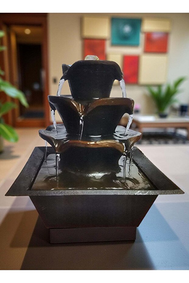 نافورة مياه داخلية مضاءة