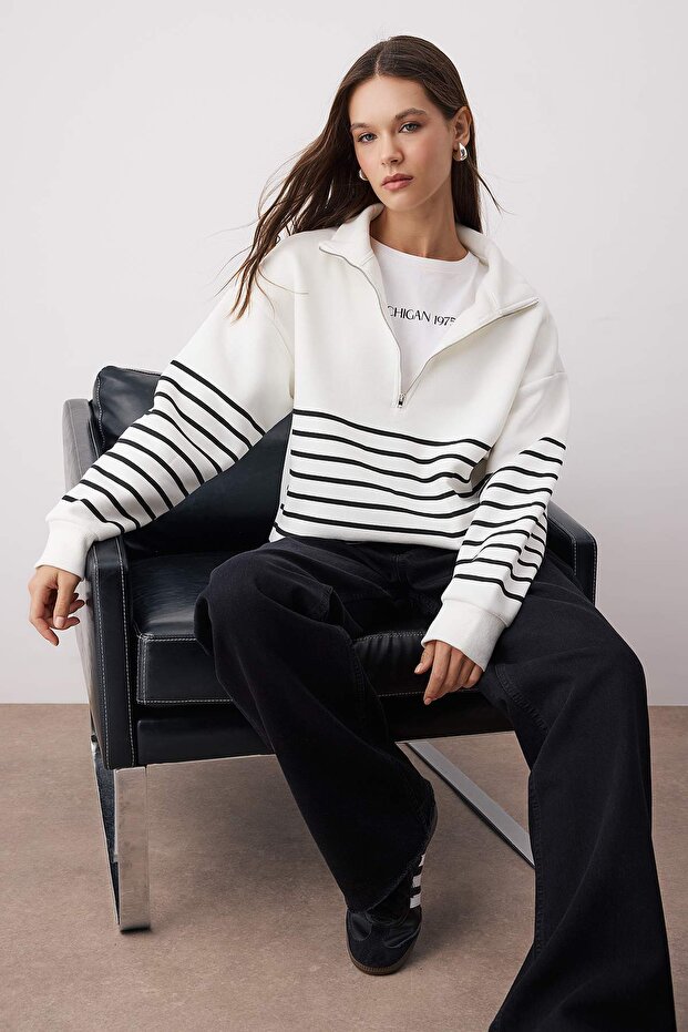 Ekru Çizgili Oversize/Geniş Kalıp Fermuarlı Kalın İçi Polarlı Örme Sweatshirt TWOAW26SW00044 - 2