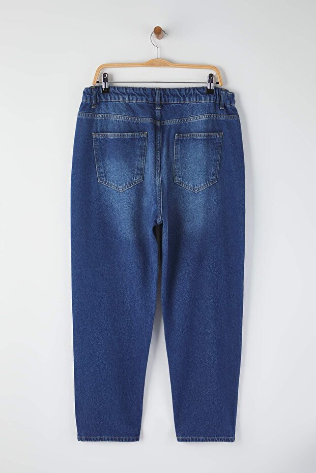 Koyu Mavi Yüksek Bel Beli Lastikli Büyük Beden Mom Fit Jeans TBBAW24CJ00050 - 6