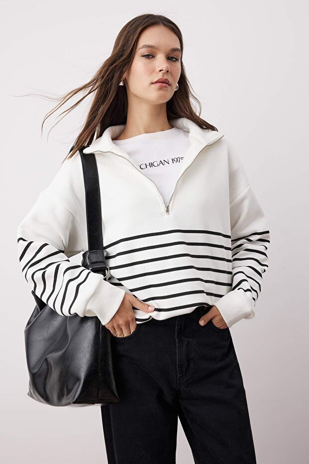 Ekru Çizgili Oversize/Geniş Kalıp Fermuarlı Kalın İçi Polarlı Örme Sweatshirt TWOAW26SW00044 - 1