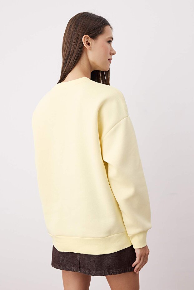 Açık Sarı Oversize/Rahat Kesim Basic Bisiklet Yaka Kalın/İçi polarlı Örme Sweatshirt TWOAW24SW00102 - 4