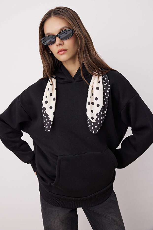 Siyah Fular Detaylı Kapüşonlu Örme Sweatshirt TWOAW26SW00064 - 1