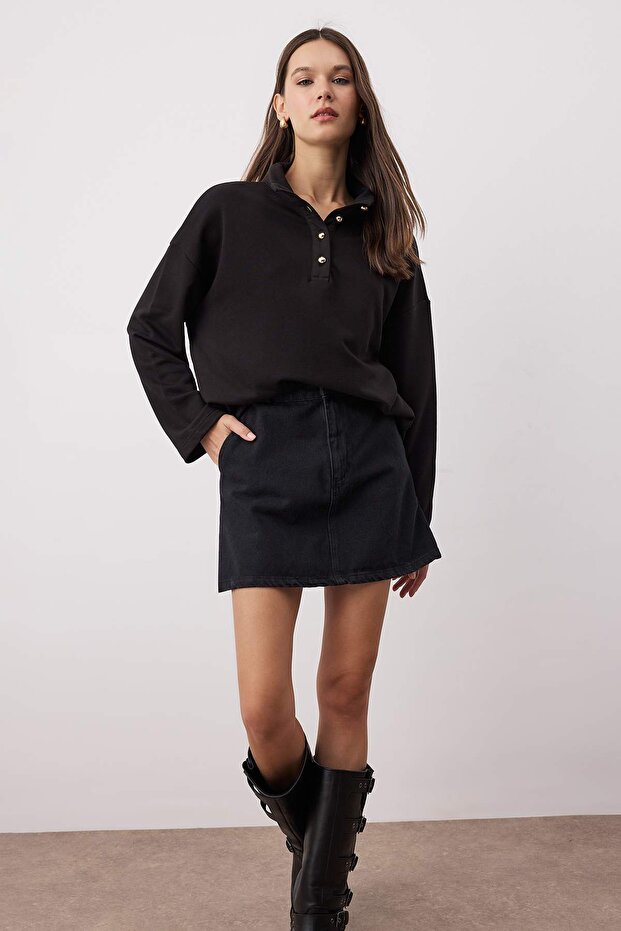 Siyah Oversize/Geniş Kalıp Düğme Detaylı Dik Yaka Kalın Örme Sweatshirt TWOAW26SW00027 - 2