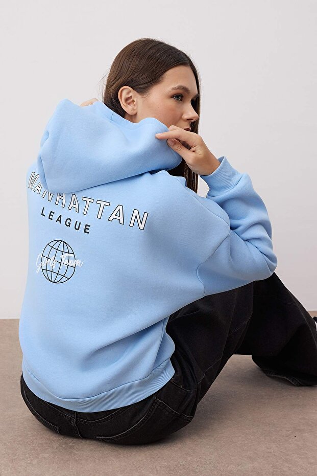 Açık Mavi Sırt Baskı Detaylı Kapüşonlu Kalın İçi Polarlı Örme Sweatshirt TWOAW22SW0711 - 1