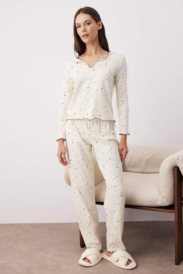 Ekru bawełniany z elastycznym materiałem, miękki w dotyku, z sercem, z detalami typu baby overlock, komplet piżamy z dzianiny THMAW26PT00166 - 2