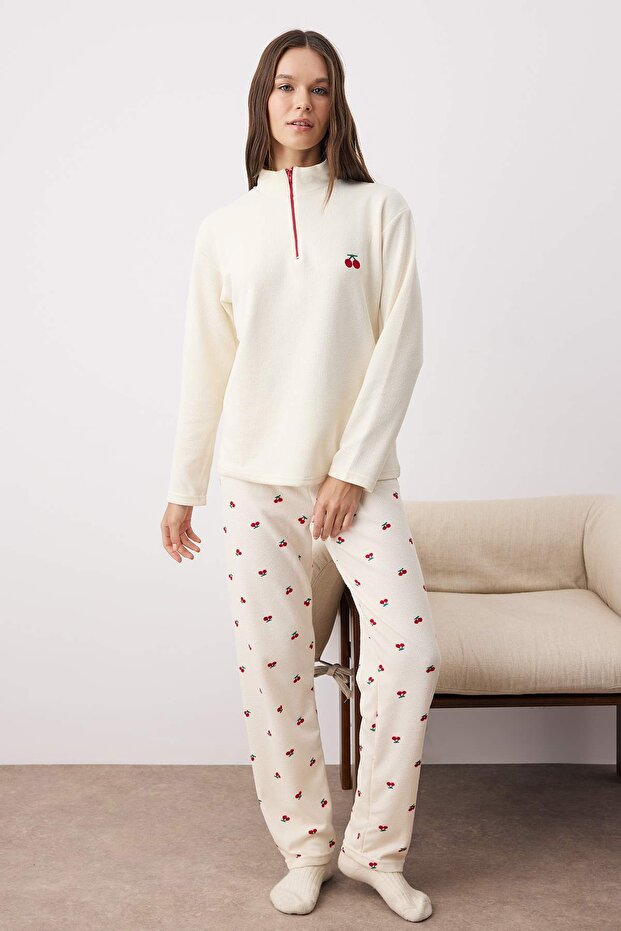 Ekru-Kırmızı Kirazlı Fermuarlı Yumuşak Kışlık Waffle Örme Pijama Takımı THMAW26PT00186 - 2
