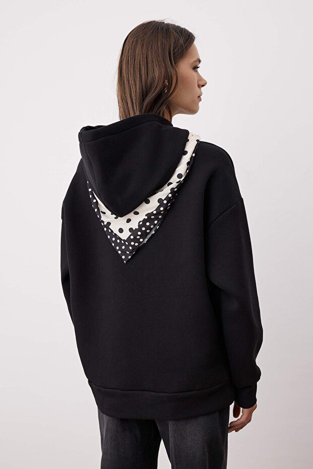 Siyah Fular Detaylı Kapüşonlu Örme Sweatshirt TWOAW26SW00064 - 4