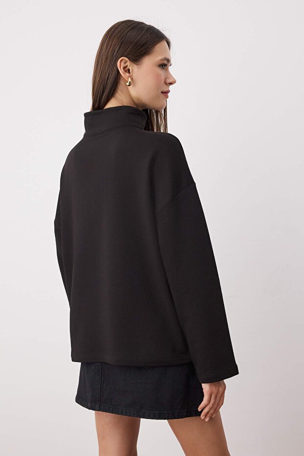 Siyah Oversize/Geniş Kalıp Düğme Detaylı Dik Yaka Kalın Örme Sweatshirt TWOAW26SW00027 - 4