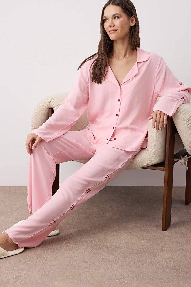 Pembe Kurdele/Fiyonk Nakış Detaylı Viskon Dokuma Pijama Takımı THMAW26PT00089 - 3