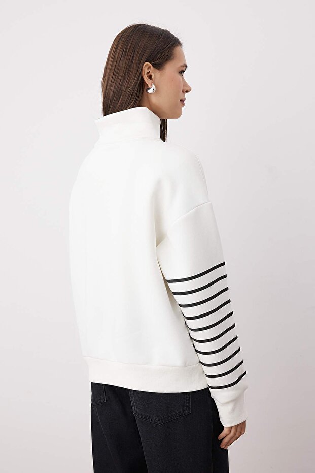 Ekru Çizgili Oversize/Geniş Kalıp Fermuarlı Kalın İçi Polarlı Örme Sweatshirt TWOAW26SW00044 - 4