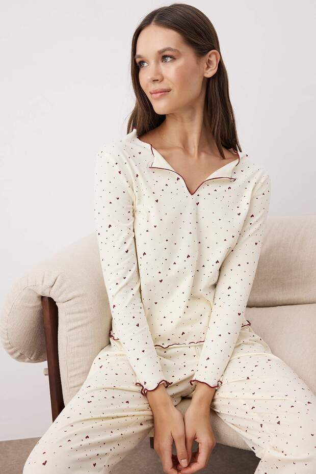 Ekru bawełniany z elastycznym materiałem, miękki w dotyku, z sercem, z detalami typu baby overlock, komplet piżamy z dzianiny THMAW26PT00166 - 1