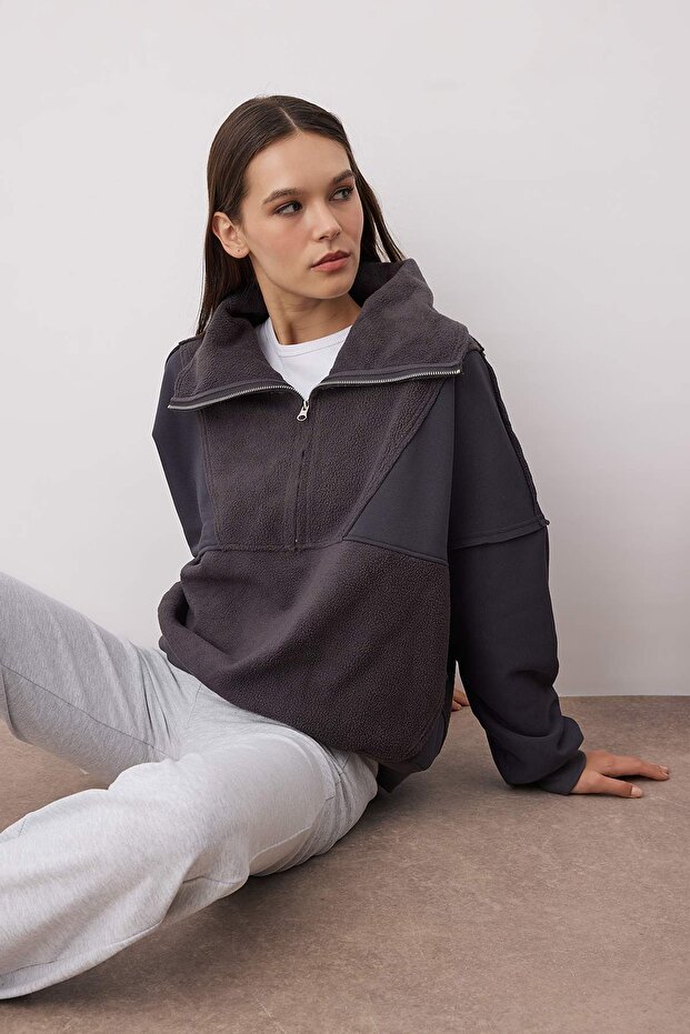 Antrasit Regular/Normal Kalıp Polar Fermuarlı Cep Detaylı Kalın Örme Sweatshirt TWOAW26SW00009 - 1