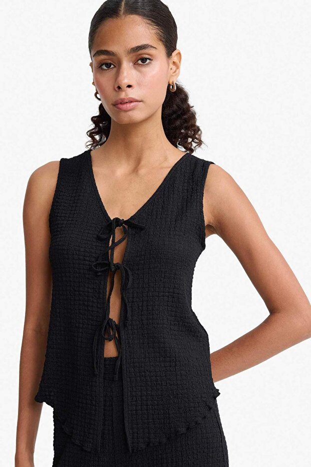 Slim Fit Narrow Cut V-Neck Front Tie Wrinkle Textured Sleeveless Blouse F7992Ax25Au