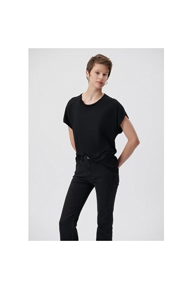 قميص تيشيرت أساسي برقبة على شكل دراجة - 1