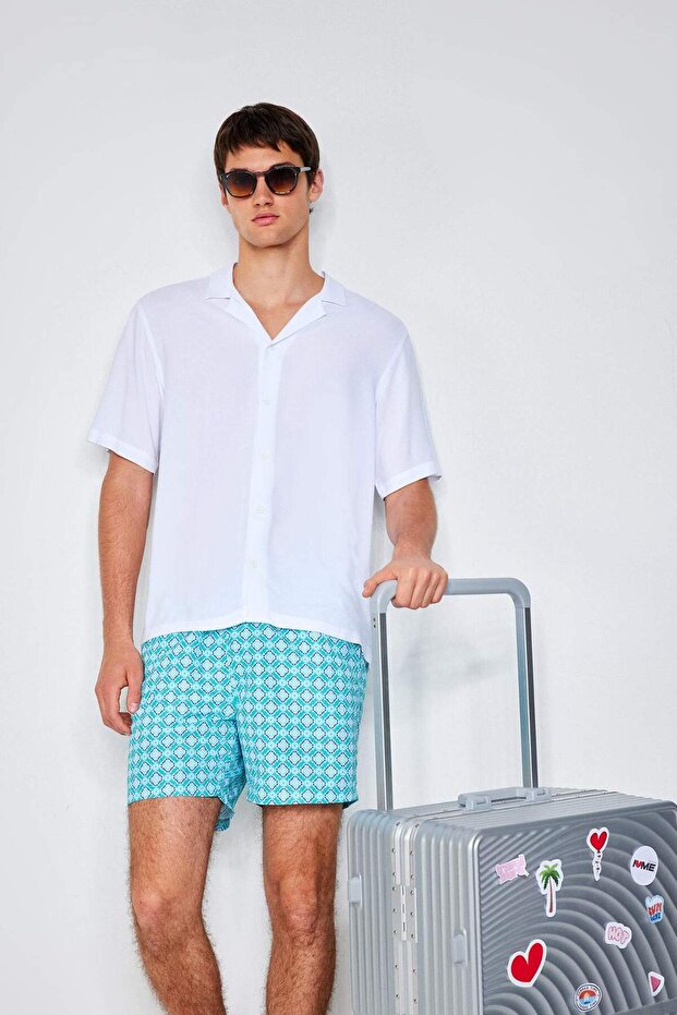 Gemusterte kurze Badeshorts mit Netzfutter E0976AX25HS - 8