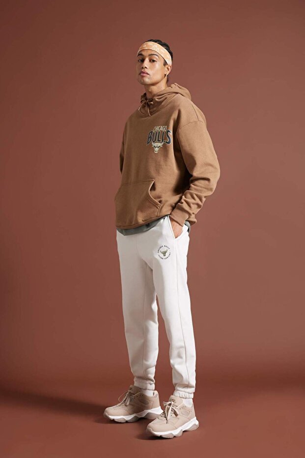 بنطلون رياضي NBA Chicago Bulls Standard Fit بجيوب وحزام مرن D3244AX24WN