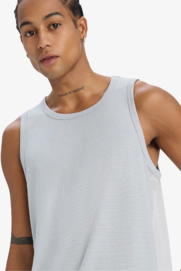 Fast Drying Flexible Fabric Slim Fit Narrow Cut Crew Neck Sports Athlete Undershirt E2434Ax25Sm