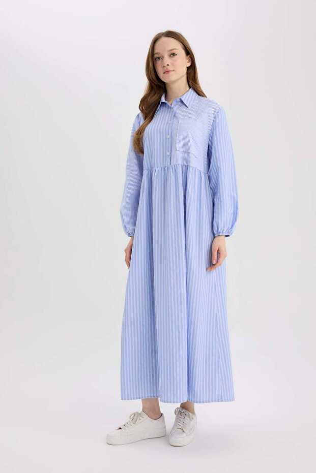 فستان ماكسي محتشم بقصة مريحة، بياقة قميص، منقوش، مصنوع من قماش البوبلين، بأكمام طويلة - E5262AX25SP