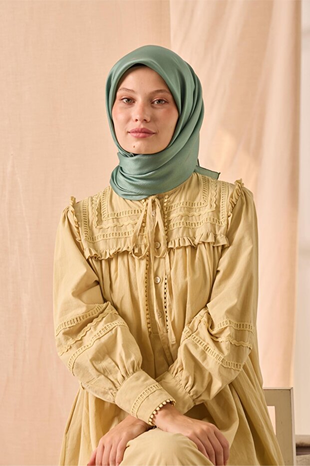 Shiny Plain Scarf with a Shiny Texture, Water and Stain Repellent 90X90
