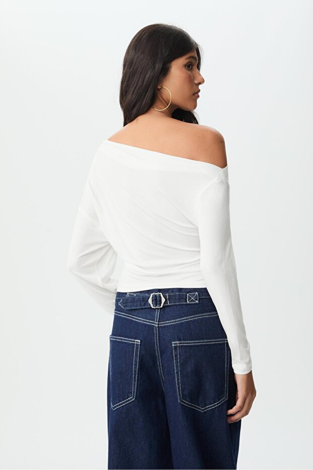 بلوزة بفتحة رقبة غير متماثلة - 5