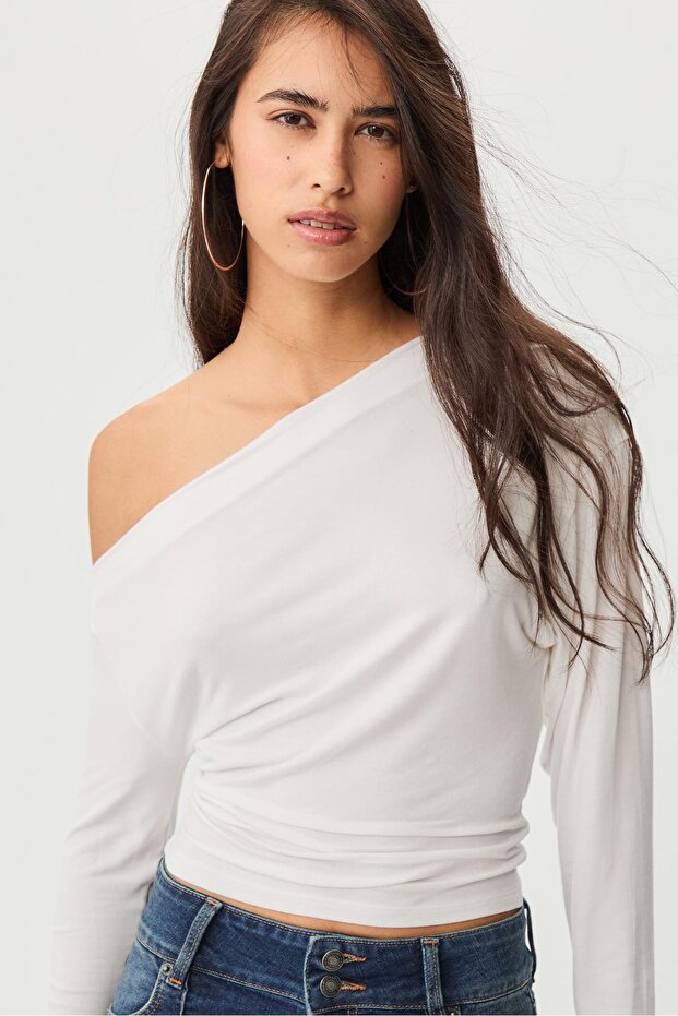 بلوزة بفتحة رقبة غير متماثلة - 3