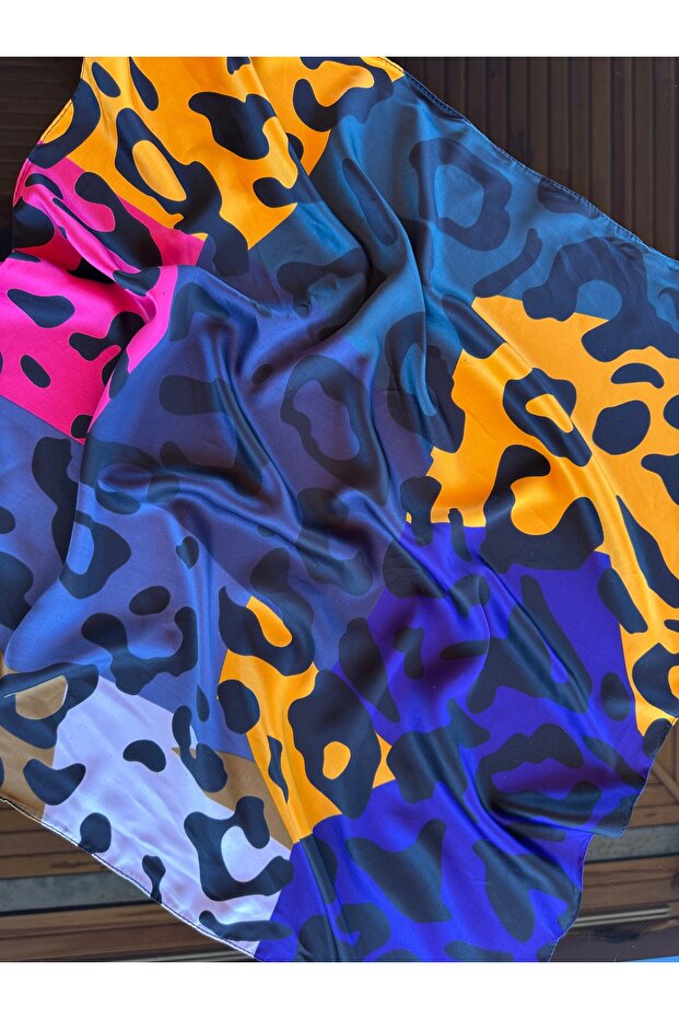 Brand Model Patterned Scarf Models