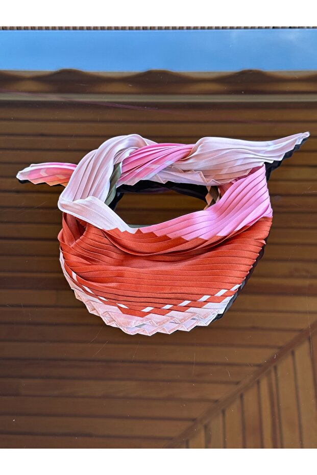 موديلات وشاحات مطبوعة من ماركة مميزة