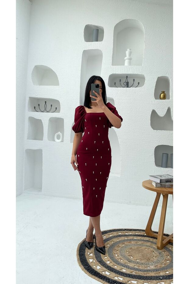 Kare Yaka Balon Kol Çakma İnci Detaylı Yırtmaçlı Midi Boy Krep Elbise - 1