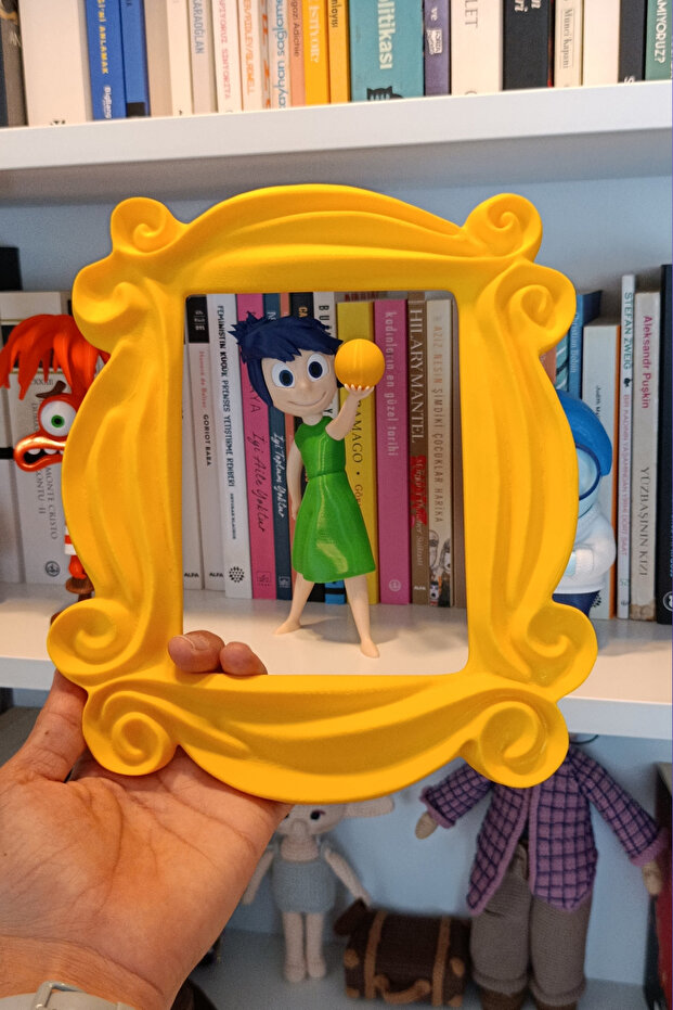 Monica'nın Kapı Süsü, Monica Kapı Sarı Çerçevesi, İkonik Kapı Dekoru 25cm - 4