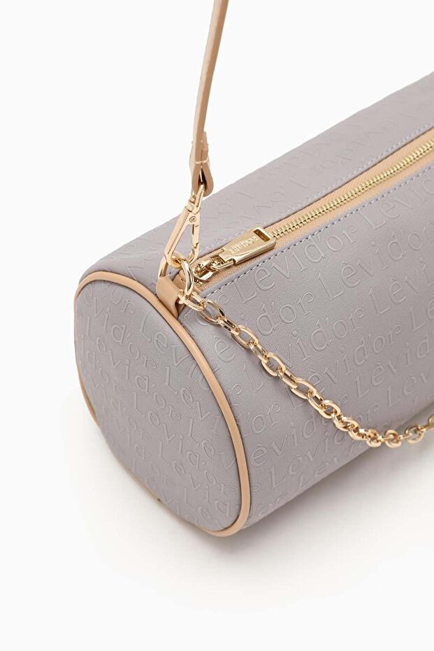 حقيبة يد على شكل أسطوانة مطبوعة باللون الرمادي - 3