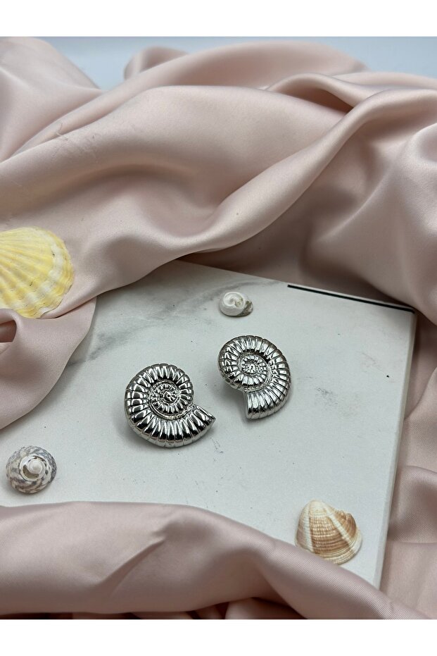 أقراط بتصميم نموذج صدفة البحر الفضية - 1