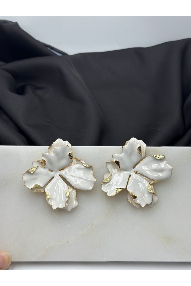 Brand Model Design Stylish Earrings with White Enameled Flower Figures