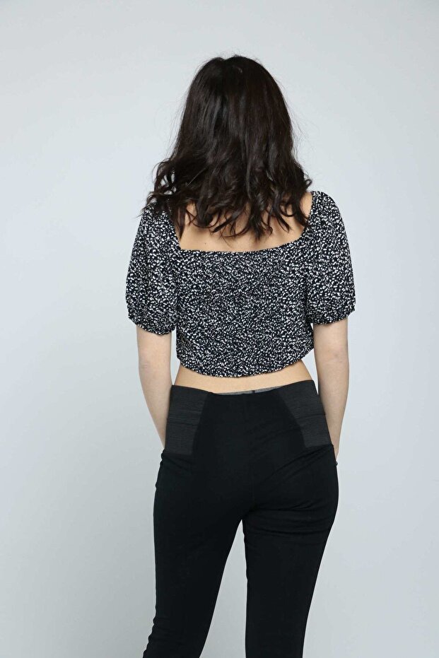 بلوزة قصيرة مطبوعة باللون الأسود - 2